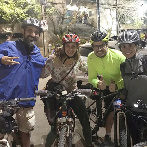 Os argentinos Rodrigo e Lu (à esquerda) com os ciclistas Alojzij Savelli e Isabella Guedes